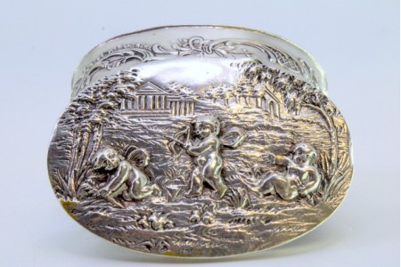 Caixa em prata relevada para terço com anjos na envolvência e na tampa basculante.